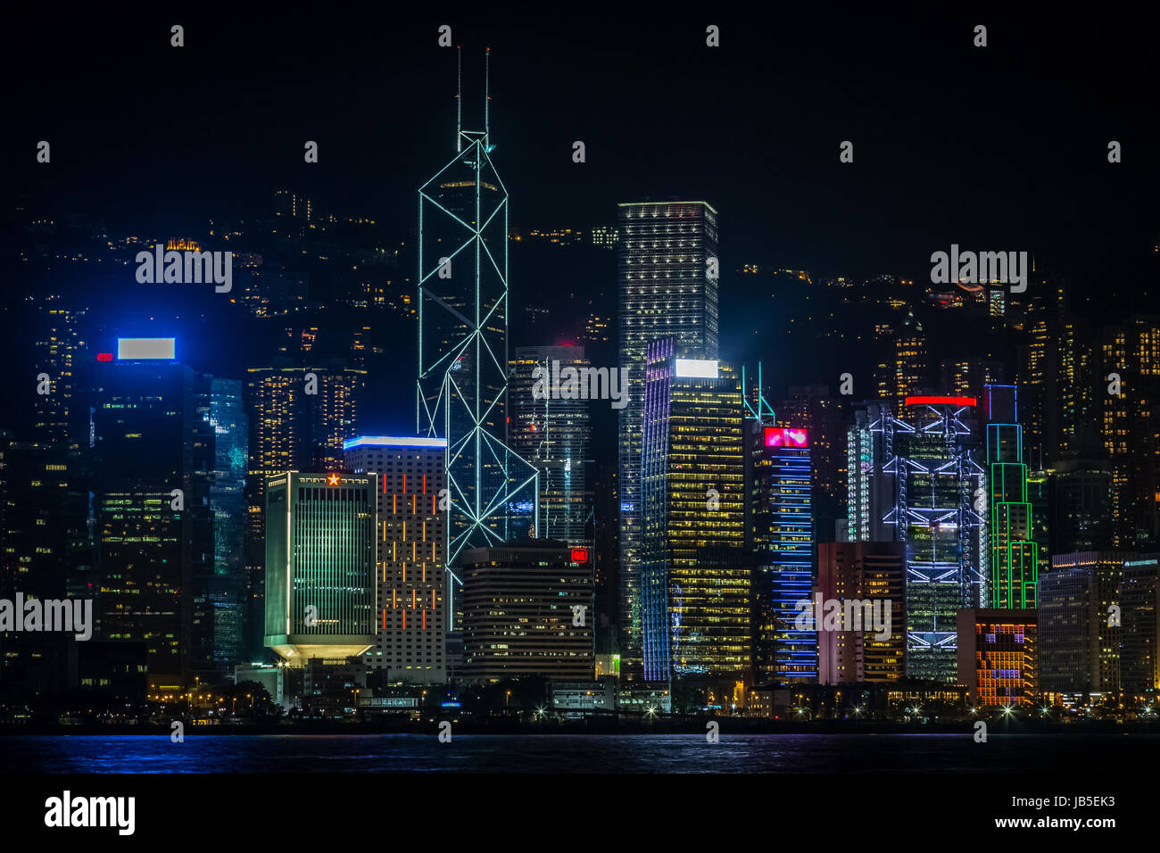 Vista notturna di Hong Kong Central Business District grattacieli illuminati da Kowloon, Hong Kong, Cina Repubblica, Maggio 2017 Foto Stock