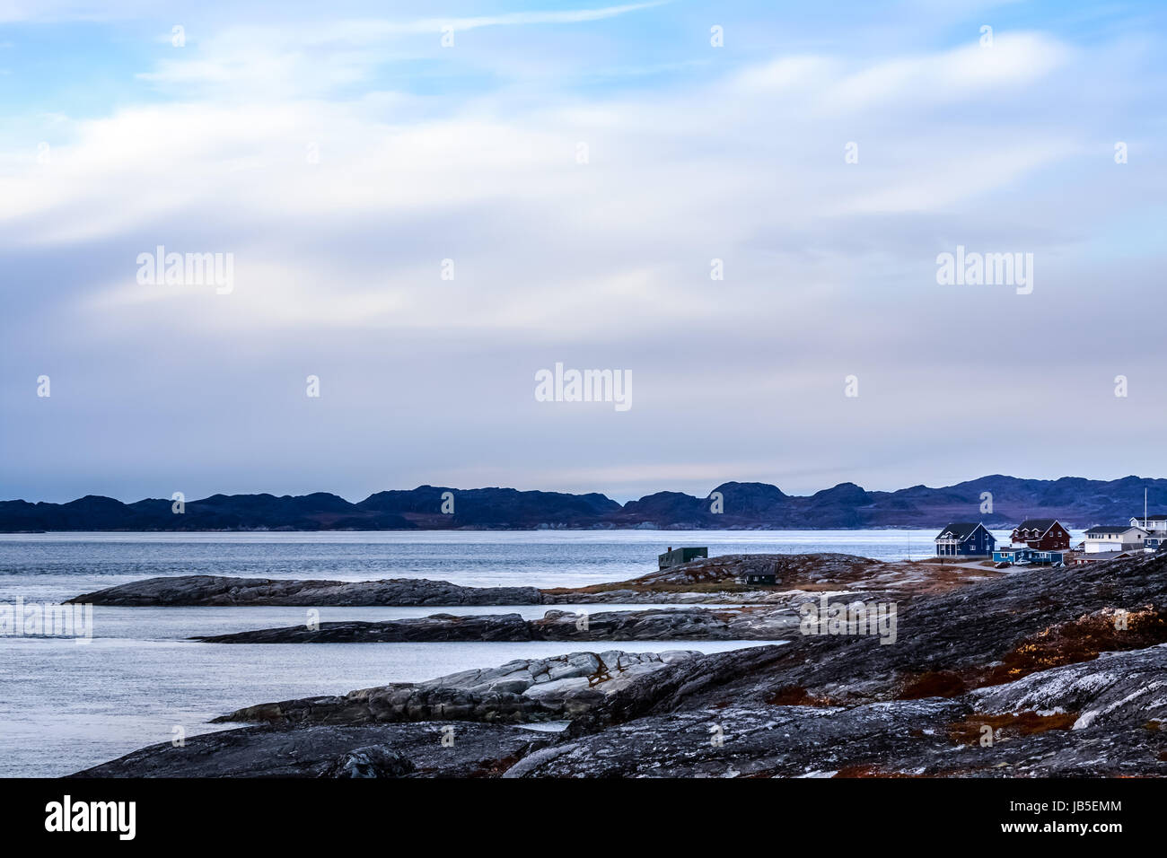 Arctic fjord panorama con case a stony tundra shore in un sobborgo di Nuuk, Groenlandia Foto Stock