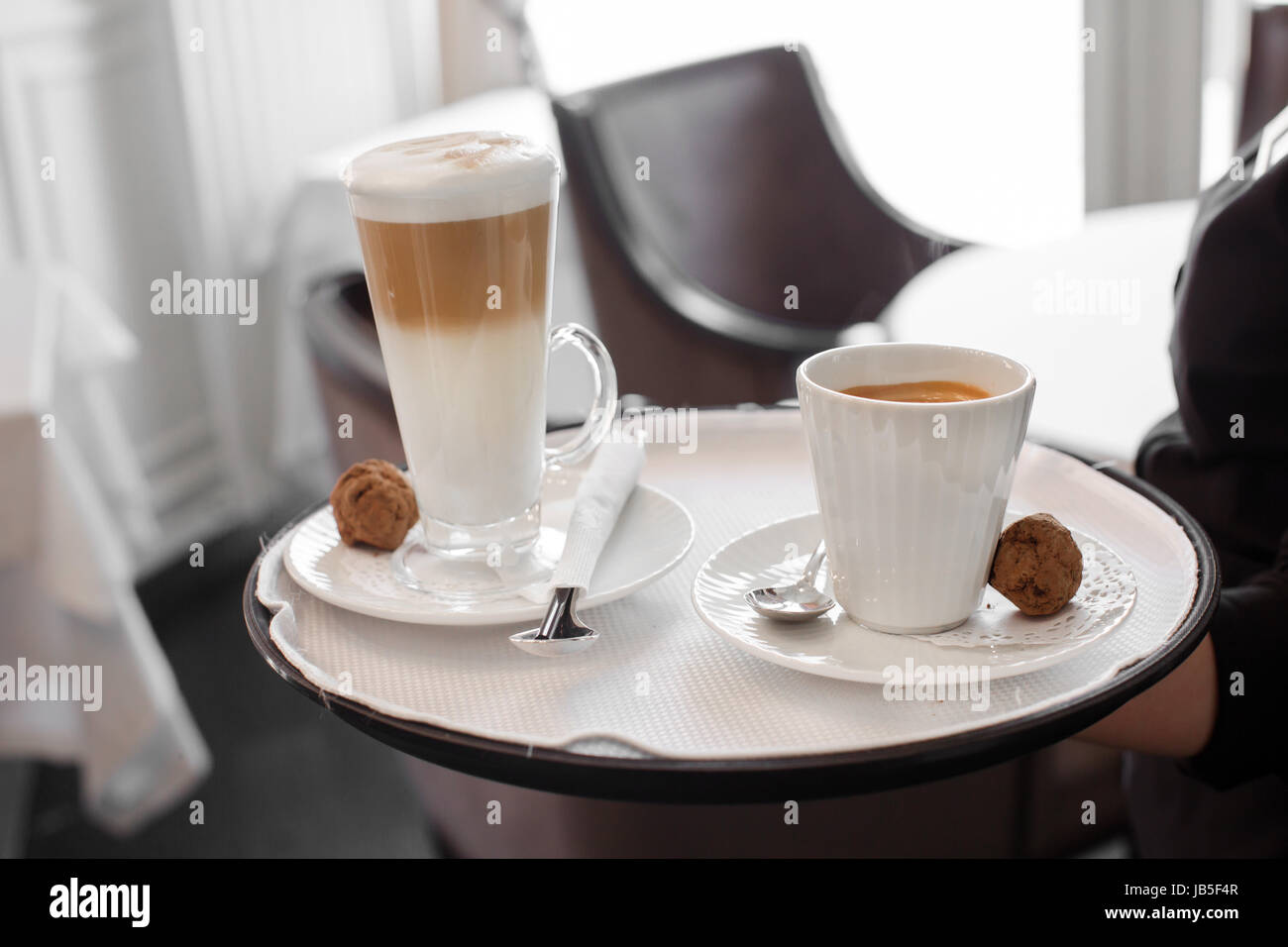 Crop cameriere con caffè sul vassoio del caffè Foto Stock