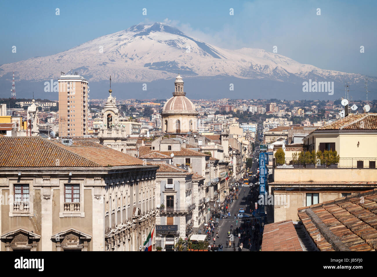 Catania, la centrale di 'Via Etnea' street con la coperta di neve il Monte Etna, Sicilia, Italia. Foto Stock
