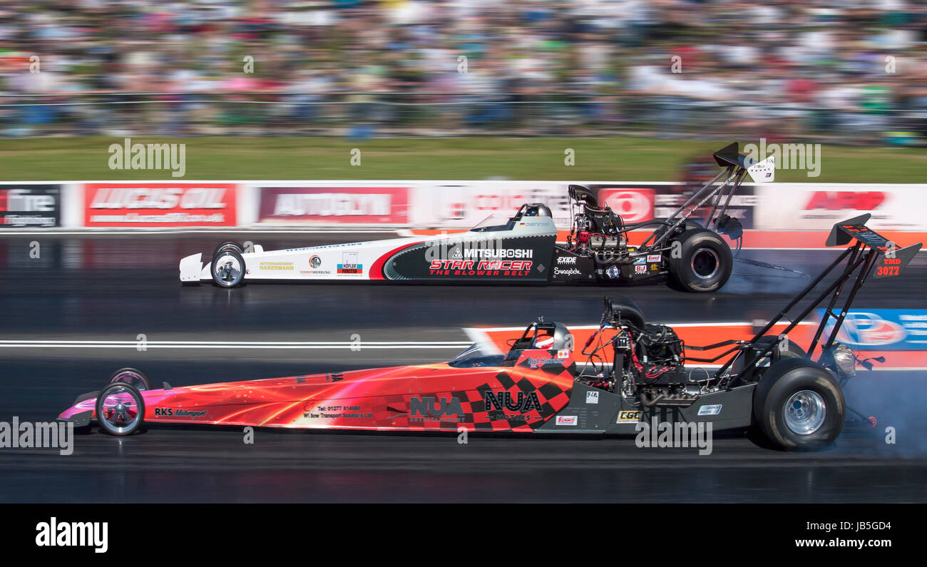 Top metanolo drag racing a Santa Pod Raceway. Dennis Habermann estremo lato asta V Harrison nearside. Foto Stock