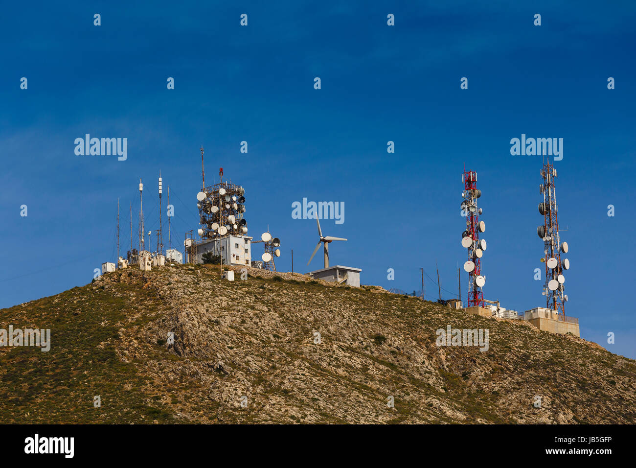 Telecommunication antenas sulla cima di una collina sopra la città Ermoupoli su Syros Island in Grecia. Foto Stock