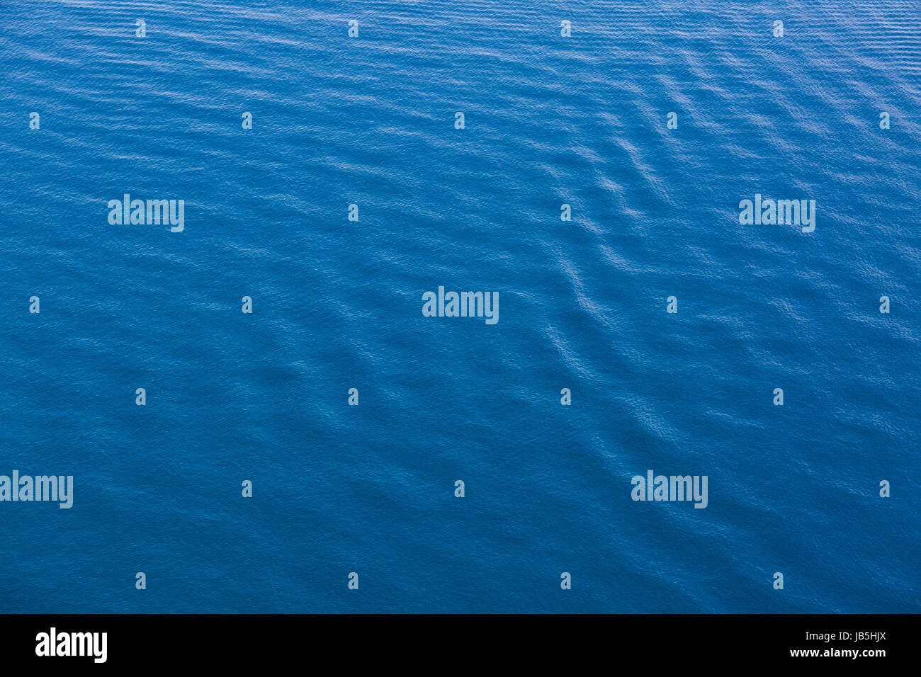 Calme acque torbide, foto dall'alto che mostra la superficie del mare, sfondo astratto e carta da parati Foto Stock