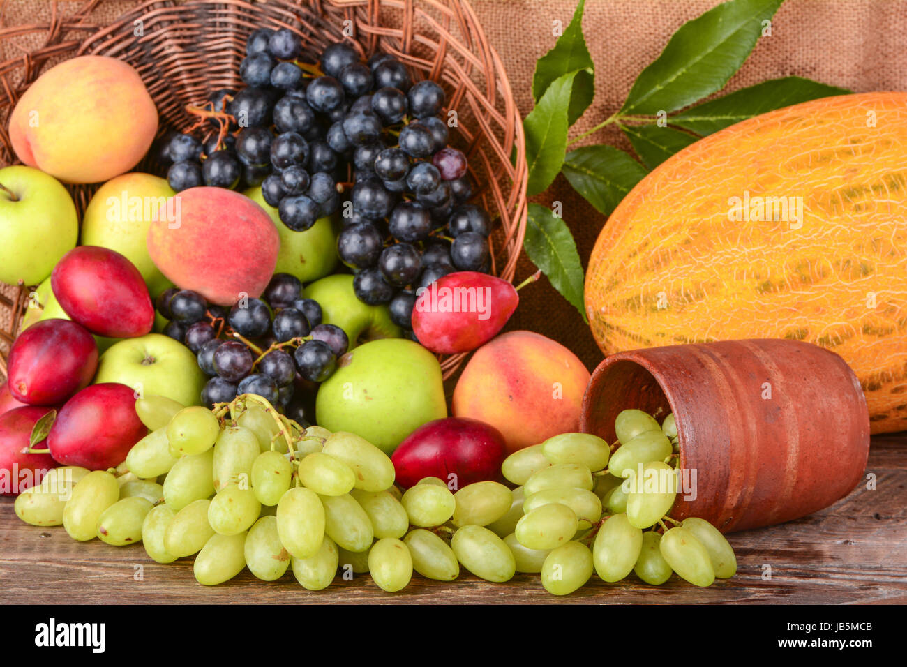 Mescolati con la frutta di stagione, cibo sano Foto Stock