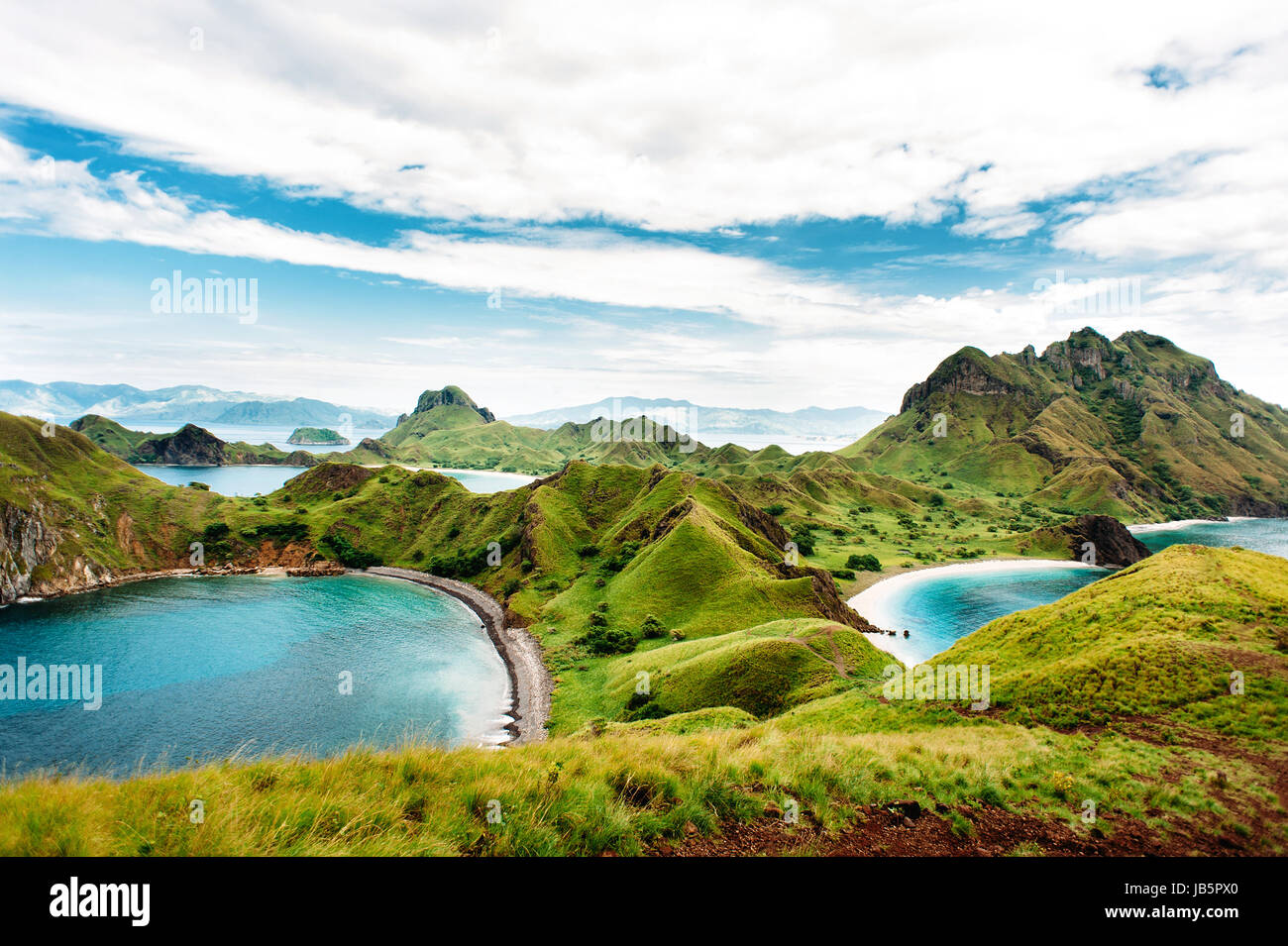 Isola di Padar, Parco Nazionale di Komodo in Nusa Tenggara orientale, Indonesia. Incredibile paesaggio marino marini con le montagne e le rocce. Il cielo blu con nuvole. Foto Stock