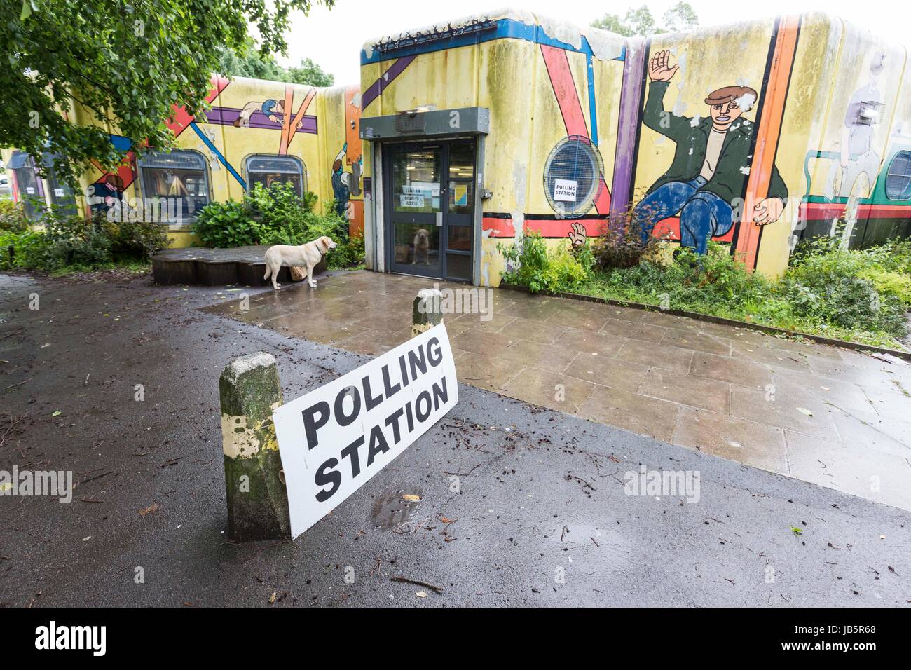 8/6/17, Manchester , Regno Unito. I sondaggi aperti per il 2017 elezione generale. Stazione di polling a Newton Heath library Foto Stock