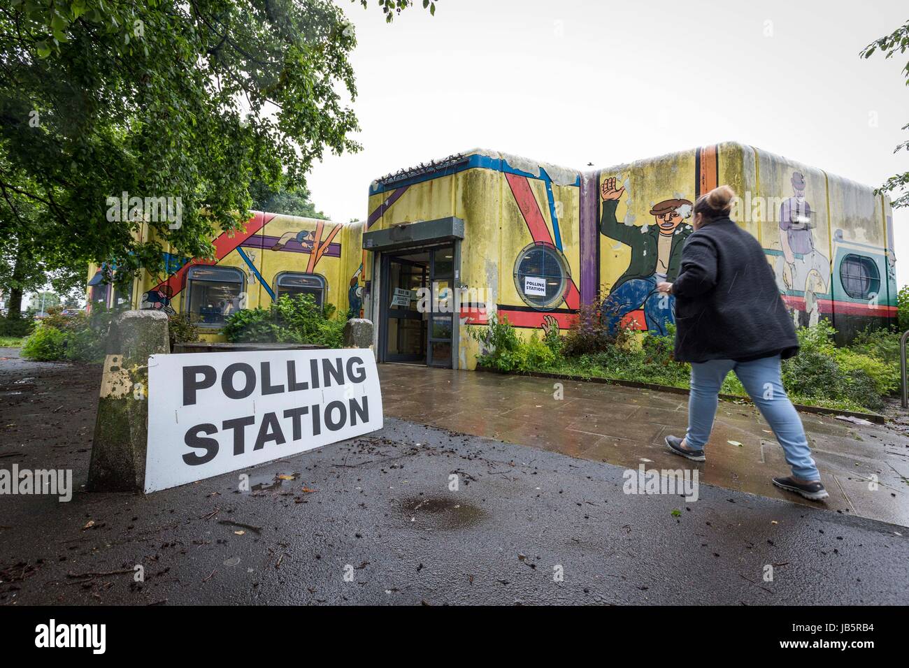 8/6/17, Manchester , Regno Unito. I sondaggi aperti per il 2017 elezione generale. Stazione di polling a Newton Heath library Foto Stock