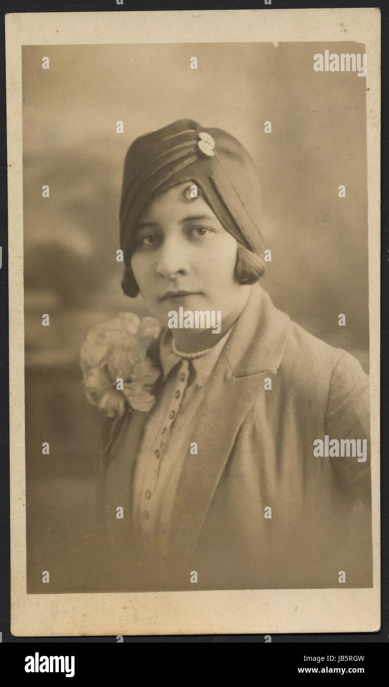Studio ritratto fotografico della giovane donna in una cloche hat, 1925, prese a high street studio. Venti delle mode. Foto Stock