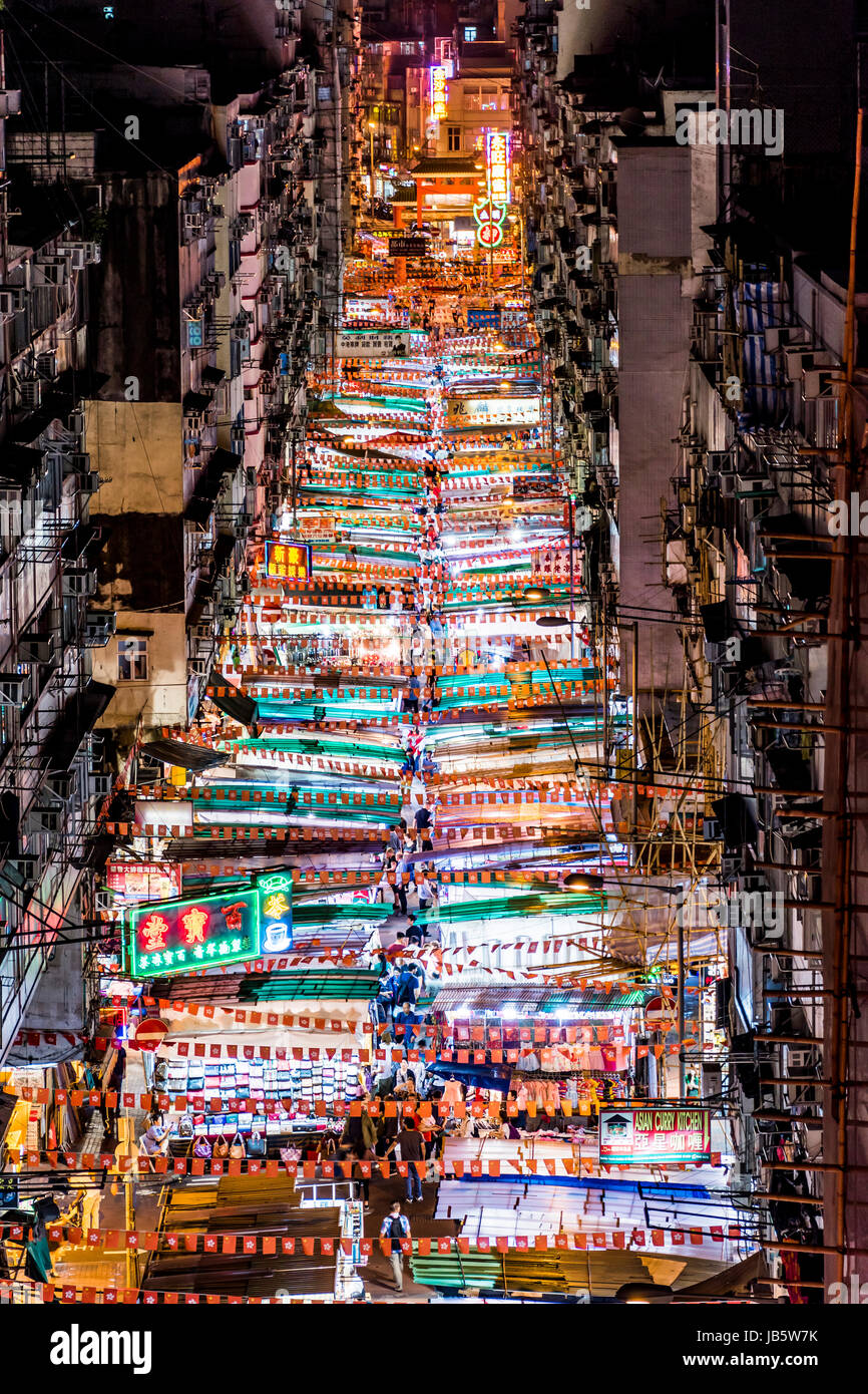 Questa è la vista eagle di Temple Street a Hong Kong. Si tratta di un mercato notturno e ci sono un sacco di succulenti ristoranti di pesce Foto Stock