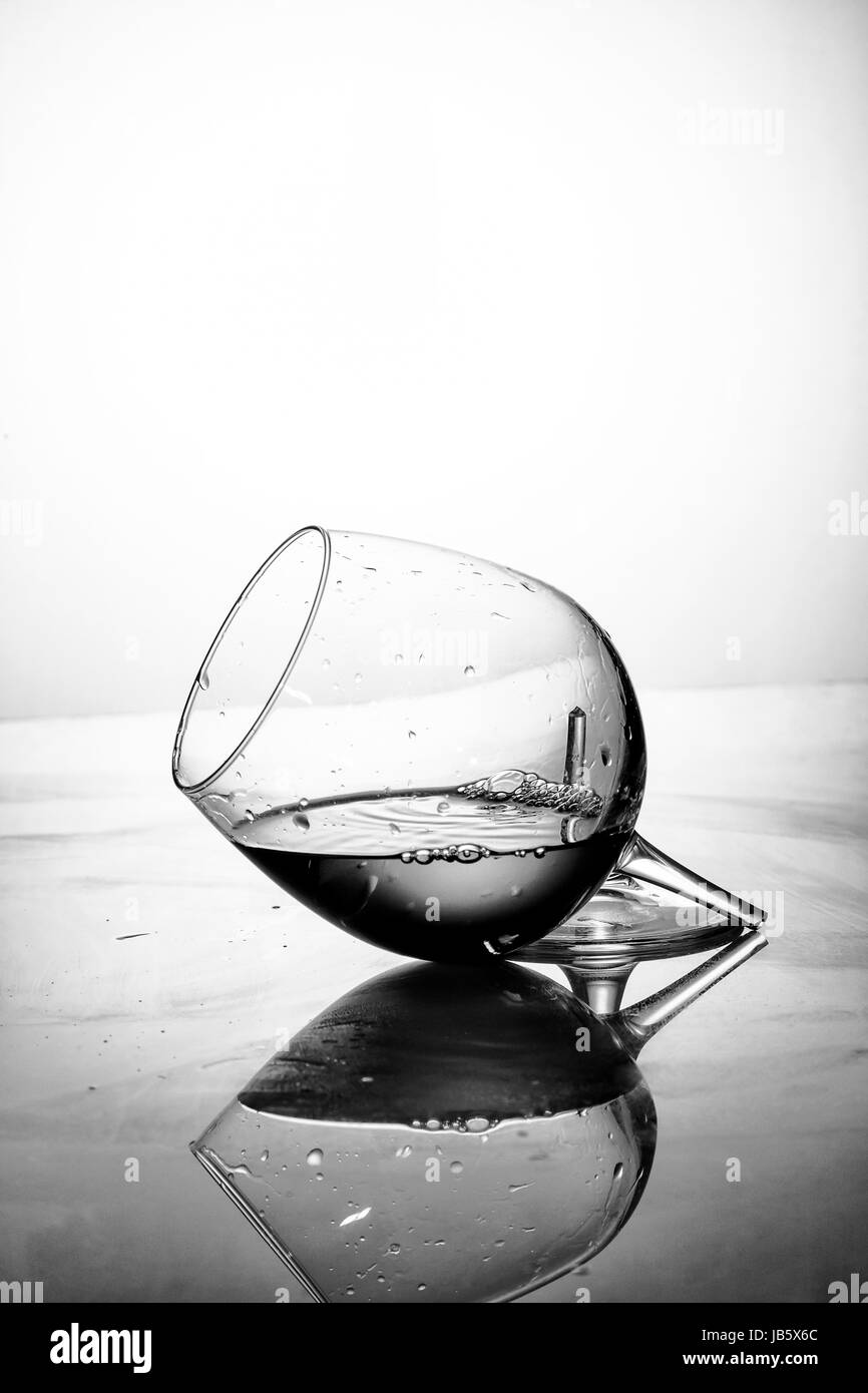 Un vetro rotto in nero e bianco Foto Stock