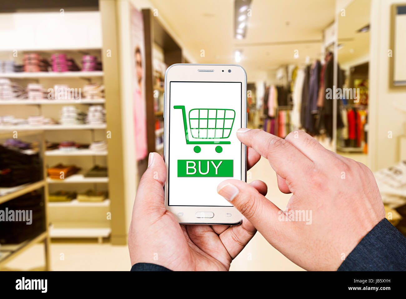 1 uomo azienda smart phone prenotazione online shopping e vendita al dettaglio nel centro commerciale Foto Stock