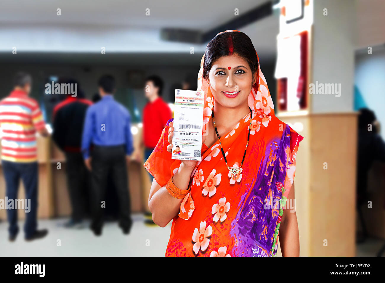 1 rurale indiano Woman Standing banca e mostra Aadhaar governo carta di identità Foto Stock