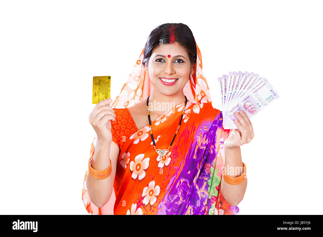 1 rurale indiano Woman Standing Studio shot e tenere la carta di credito e soldi sorride mostrando Foto Stock
