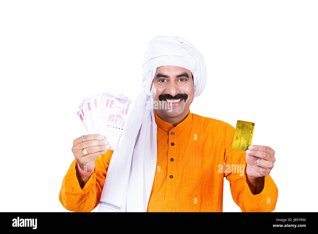 1 rurale indiano uomo agricoltore che mostra Carta di Credito con il denaro sorridente in Studio shot su bianco backgrund Foto Stock