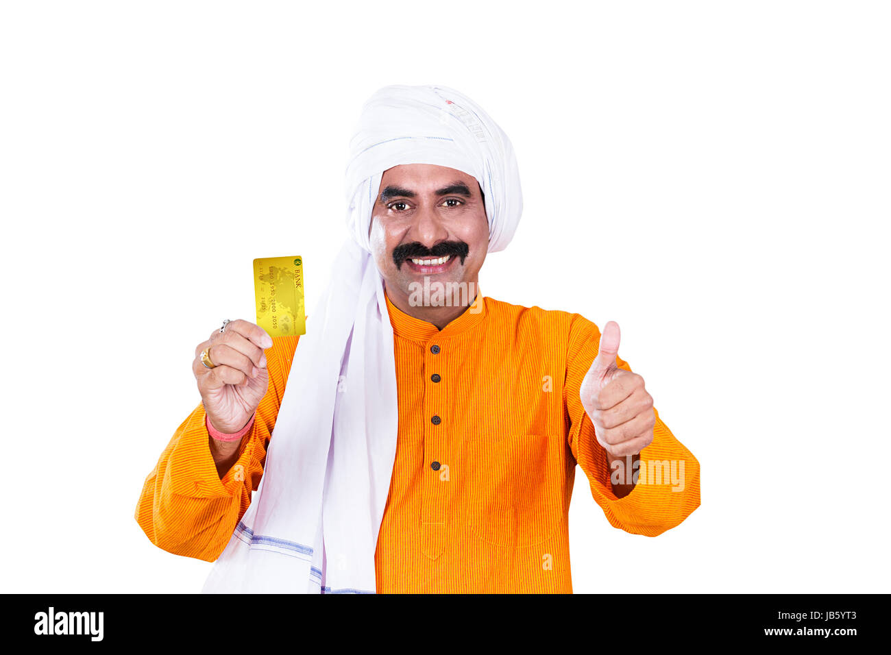 1 rurale indiano agricoltore uomo con carta di credito e mostrando pollice in alto successo su sfondo bianco Foto Stock