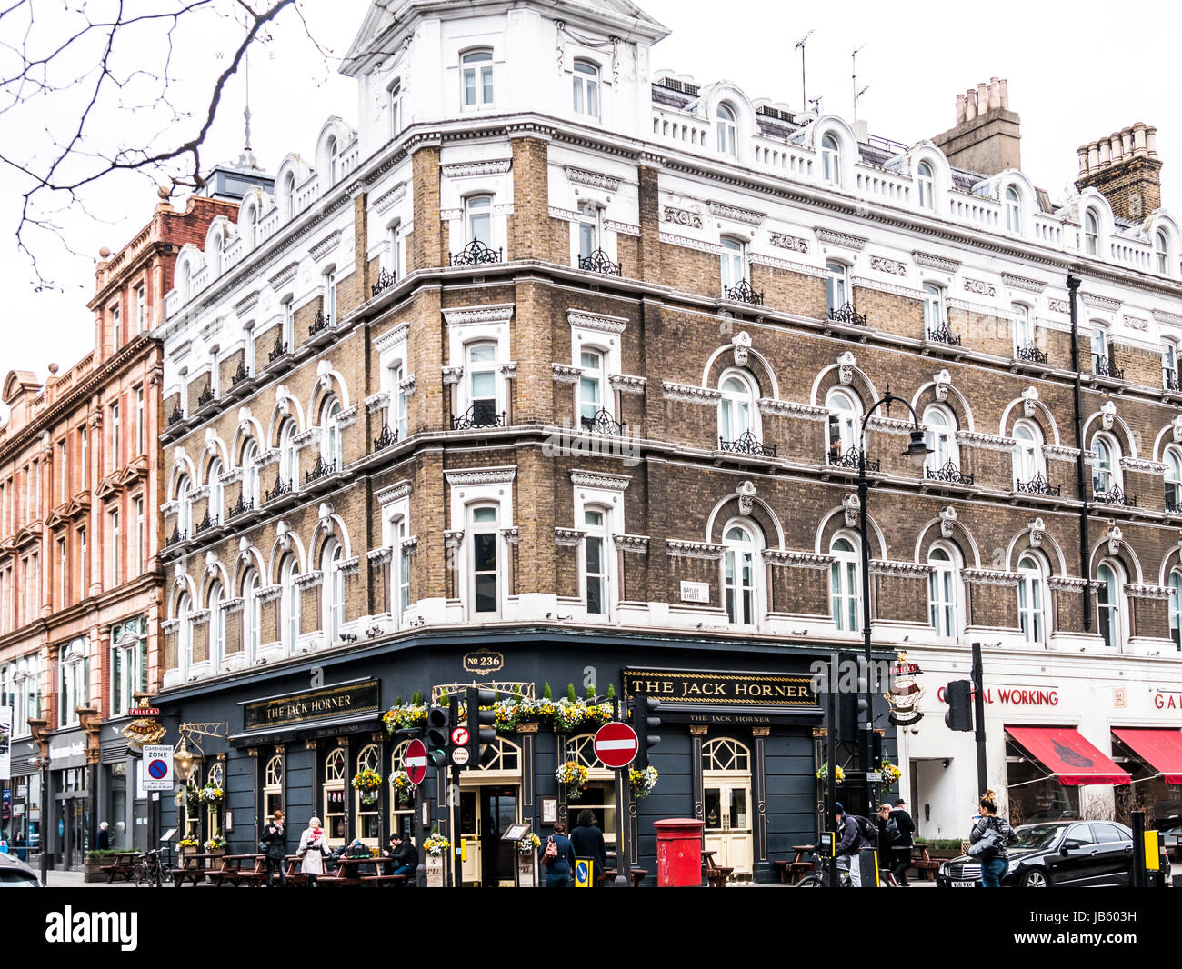 London, Regno Unito - 19 Marzo 2017: vista esterna del jack Horner pub di Londra. Tipico pub Inglese con tavoli sul marciapiede in corrispondenza dell'intersezione di Bayley Street Foto Stock