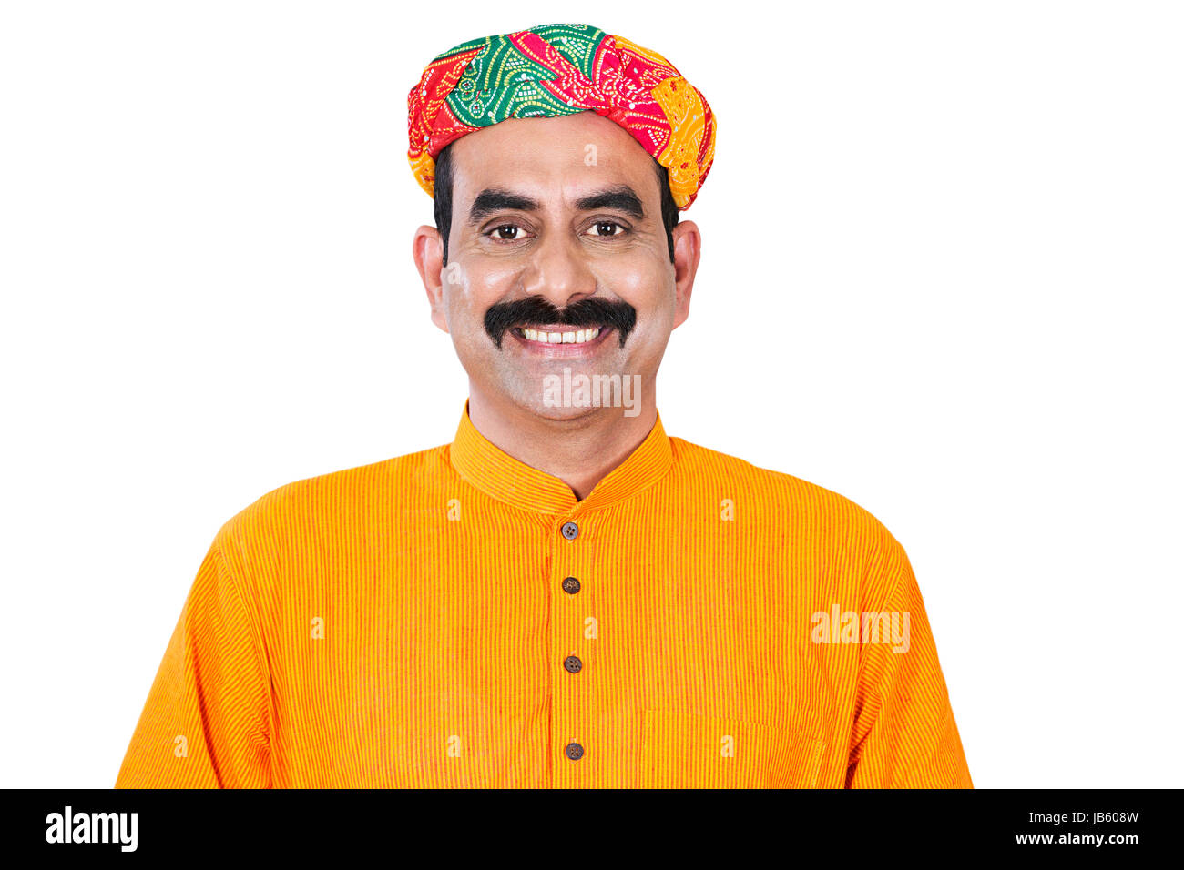 Sorridente 1 rurale indiano del Rajasthan uomo in piedi su sfondo bianco Foto Stock