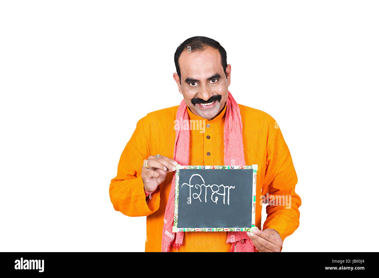 Happy 1 rurale indiano uomo agricoltore che mostra la scheda di ardesia istruzione concetto di sensibilizzazione Foto Stock