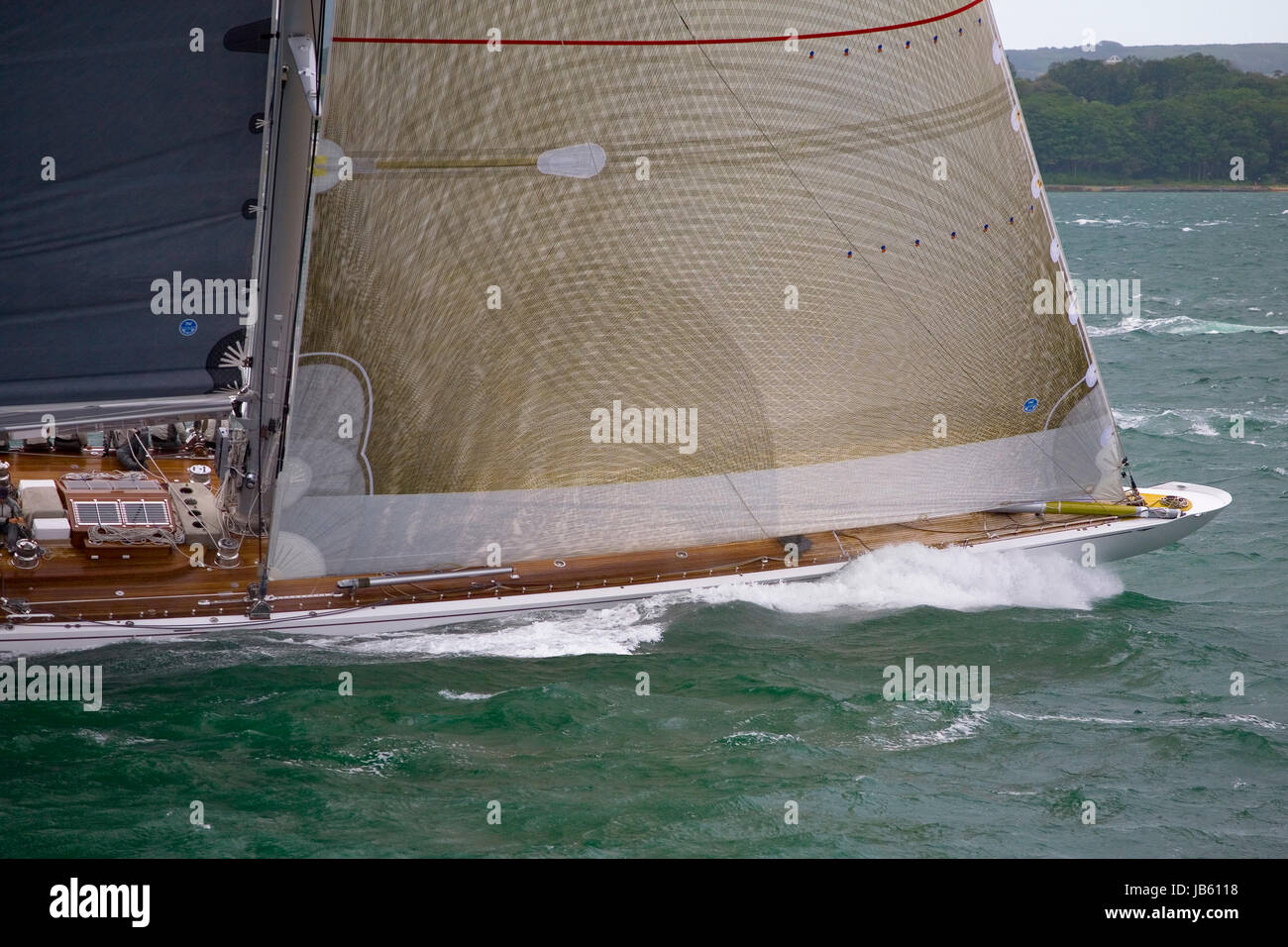 Close-up di prua di J-Class yacht "Ranger" (J5) accende la seconda battuta di Gara 2 della classe J Solent regata, Luglio 2012 Foto Stock
