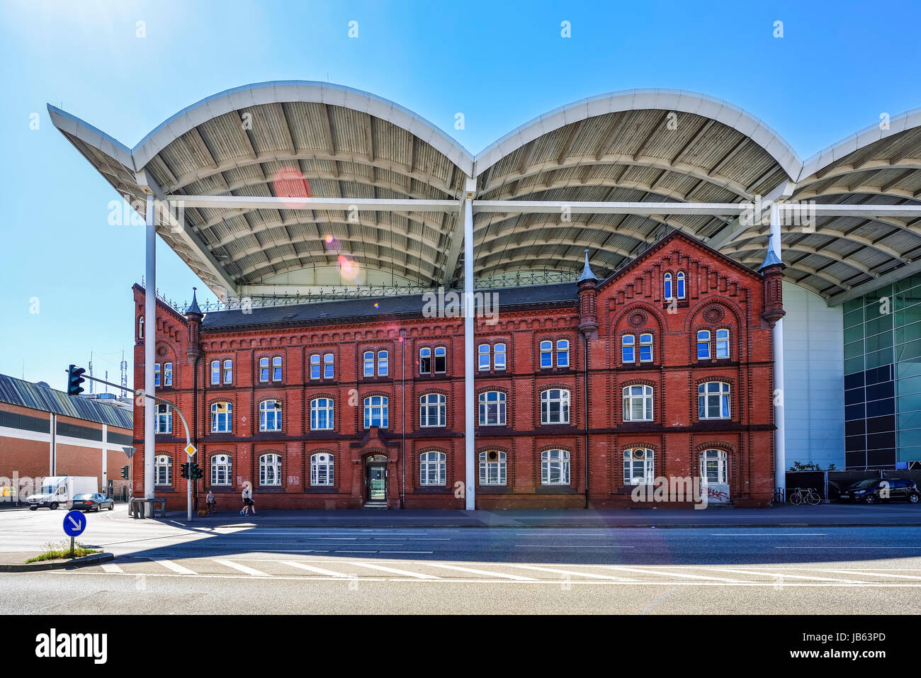 Moderne sale espositive e vecchio edificio di mattoni a Amburgo, Germania Foto Stock