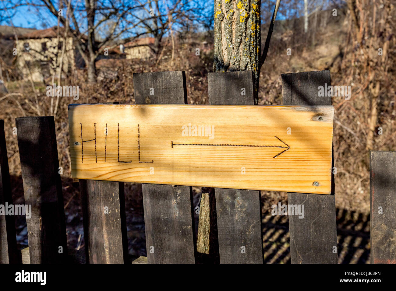 Hill cartello in legno intagliato con lettere e freccia Foto Stock