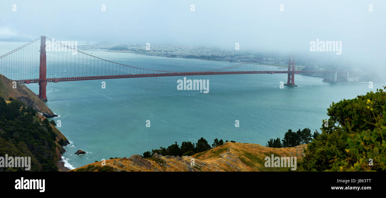 San Francisco Golden Gate Bridge vista panoramica dai monti con la nebbia in laminazione Foto Stock