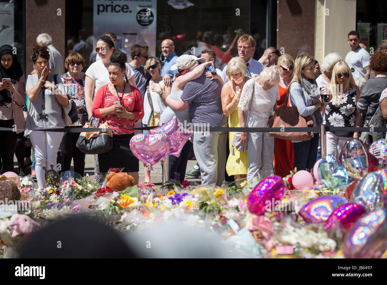 Mare di fiori e palloncini in st Ann's Square , Manchester , (venerdì 26 maggio 2017) come le persone si radunano per ricordare le vittime degli attacchi terroristici Foto Stock