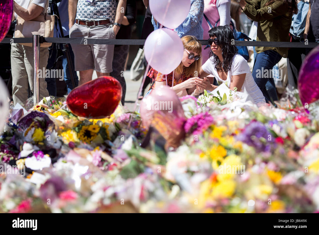 Mare di fiori e palloncini in st Ann's Square , Manchester , (venerdì 26 maggio 2017) come le persone si radunano per ricordare le vittime degli attacchi terroristici Foto Stock