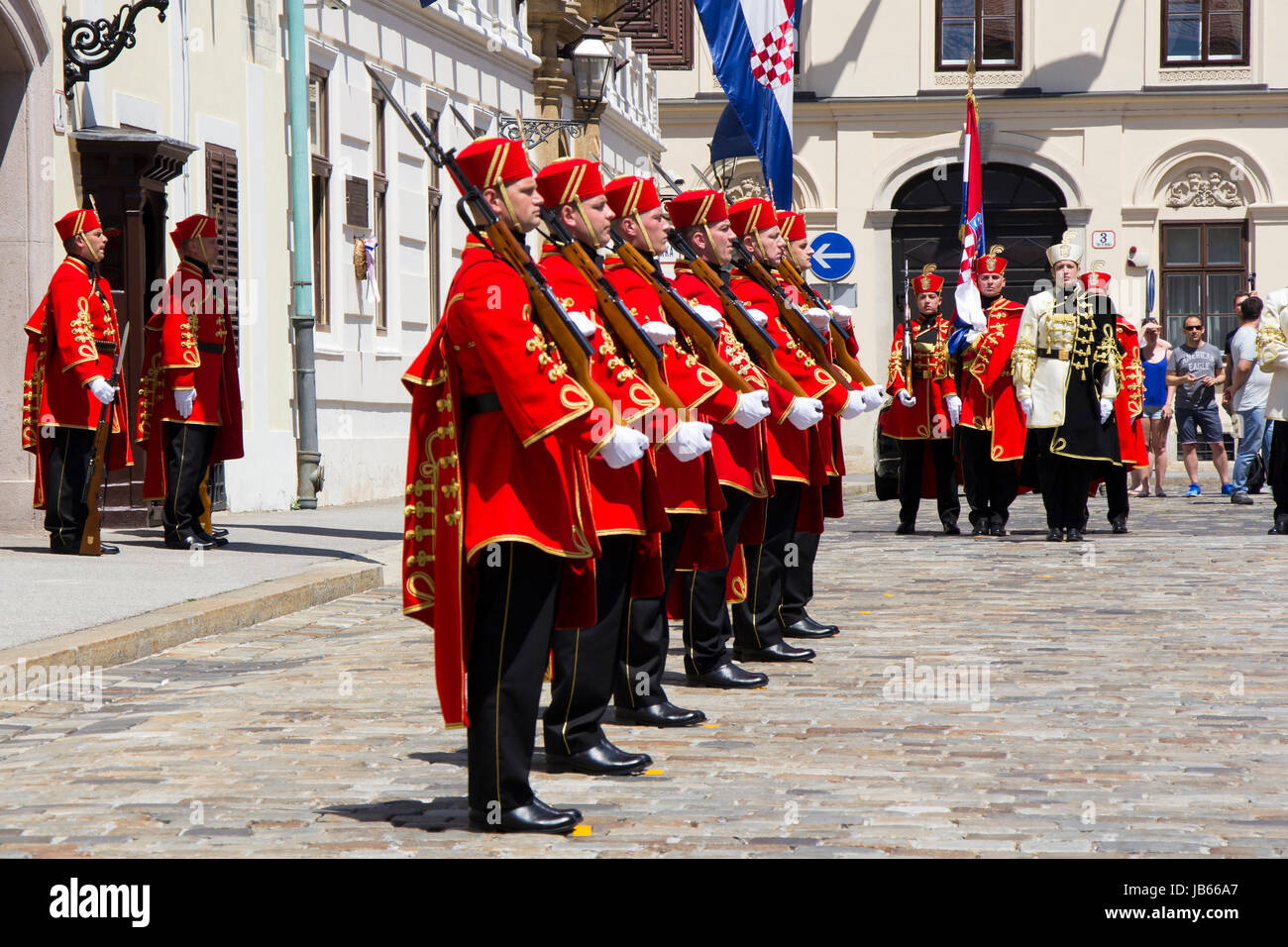Zagabria, Croazia - Giugno 03, 2017: spostamento delle guardie cerimonia sulla Piazza San Marco a giugno 03, 2017 a Zagabria. Foto Stock