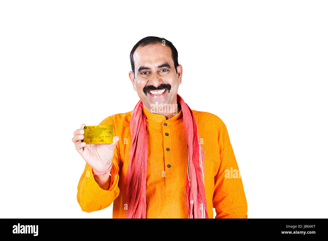 1 rurale indiano agricoltore uomo con carta di credito e la mostra su sfondo bianco Foto Stock