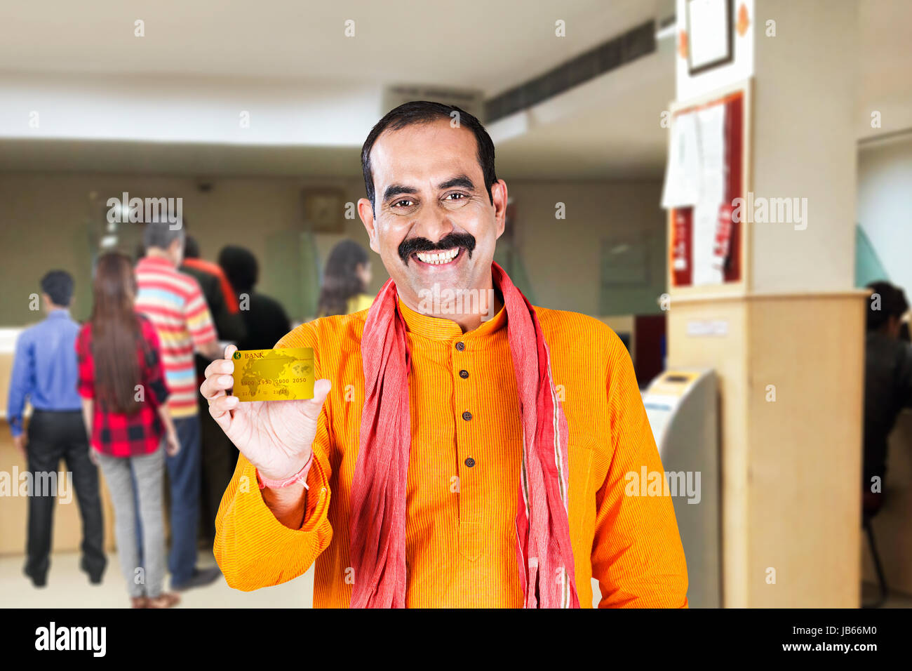 Happy 1 rurale indiano uomo agricoltore che mostra la carta di credito in banca Foto Stock