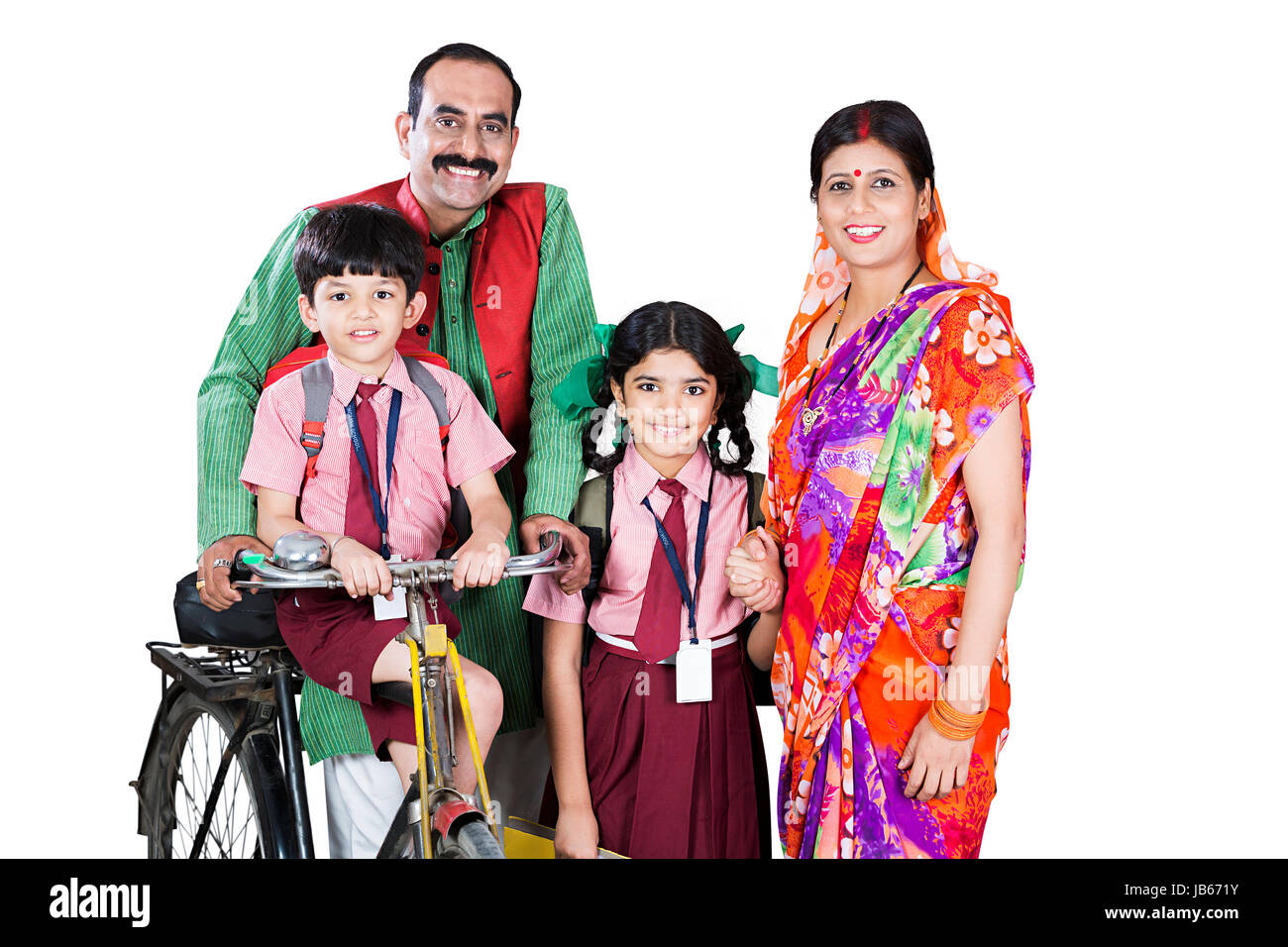 Indian famiglia rurale- genitori e ragazzi.padre ciclo di equitazione andando a scuola i bambini Foto Stock