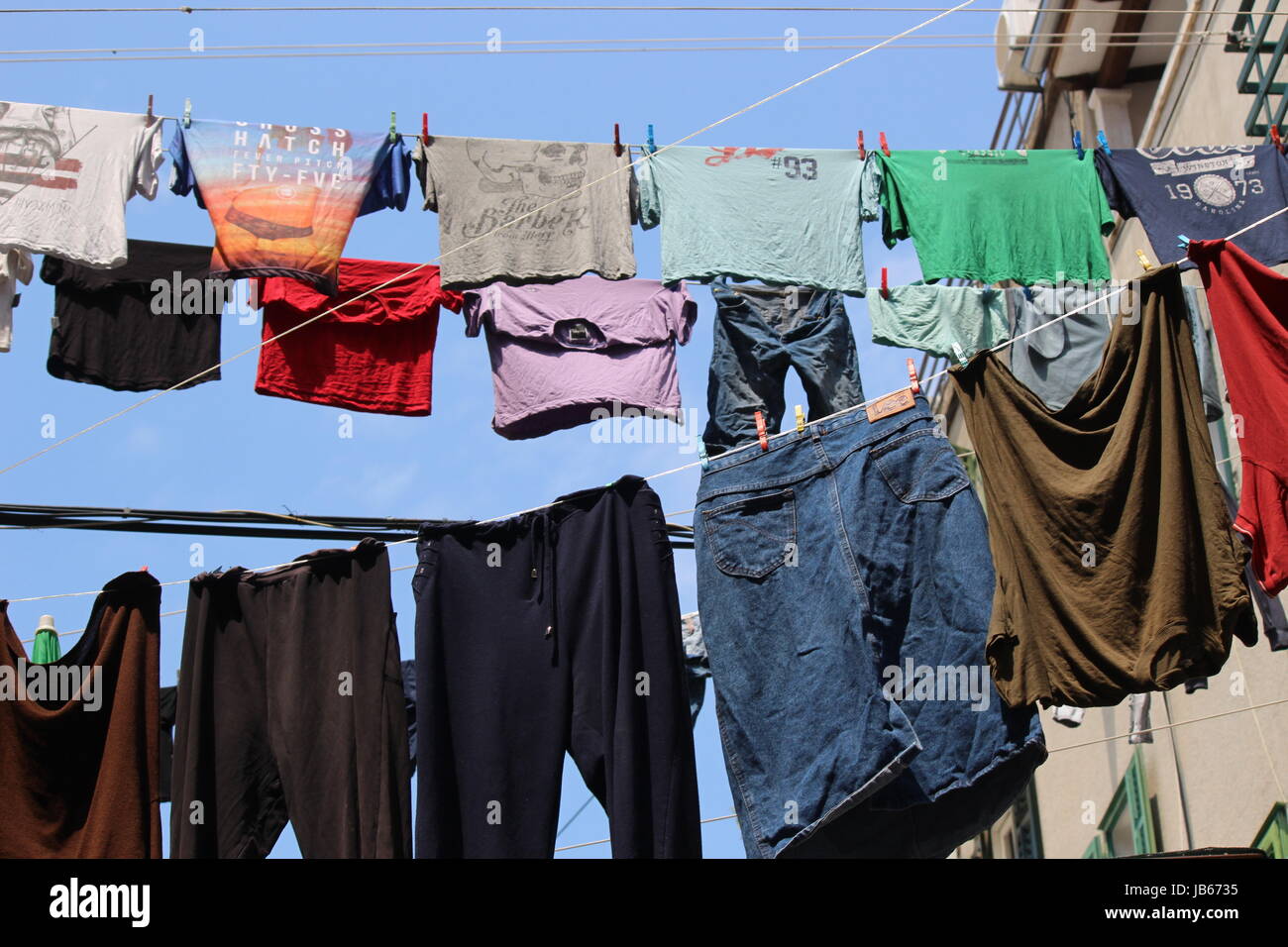 Cerca fino a tre righe di servizio lavanderia essiccazione al sole in Split Croazia Foto Stock