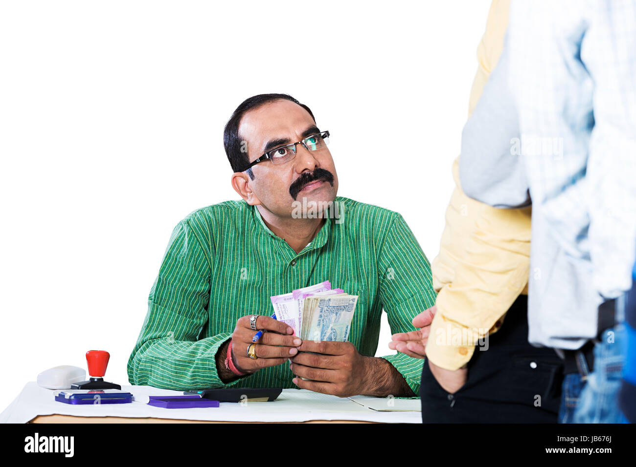 Uomo indiano Manager dando denaro dei lavoratori in fabbrica Pagamento del salario Foto Stock