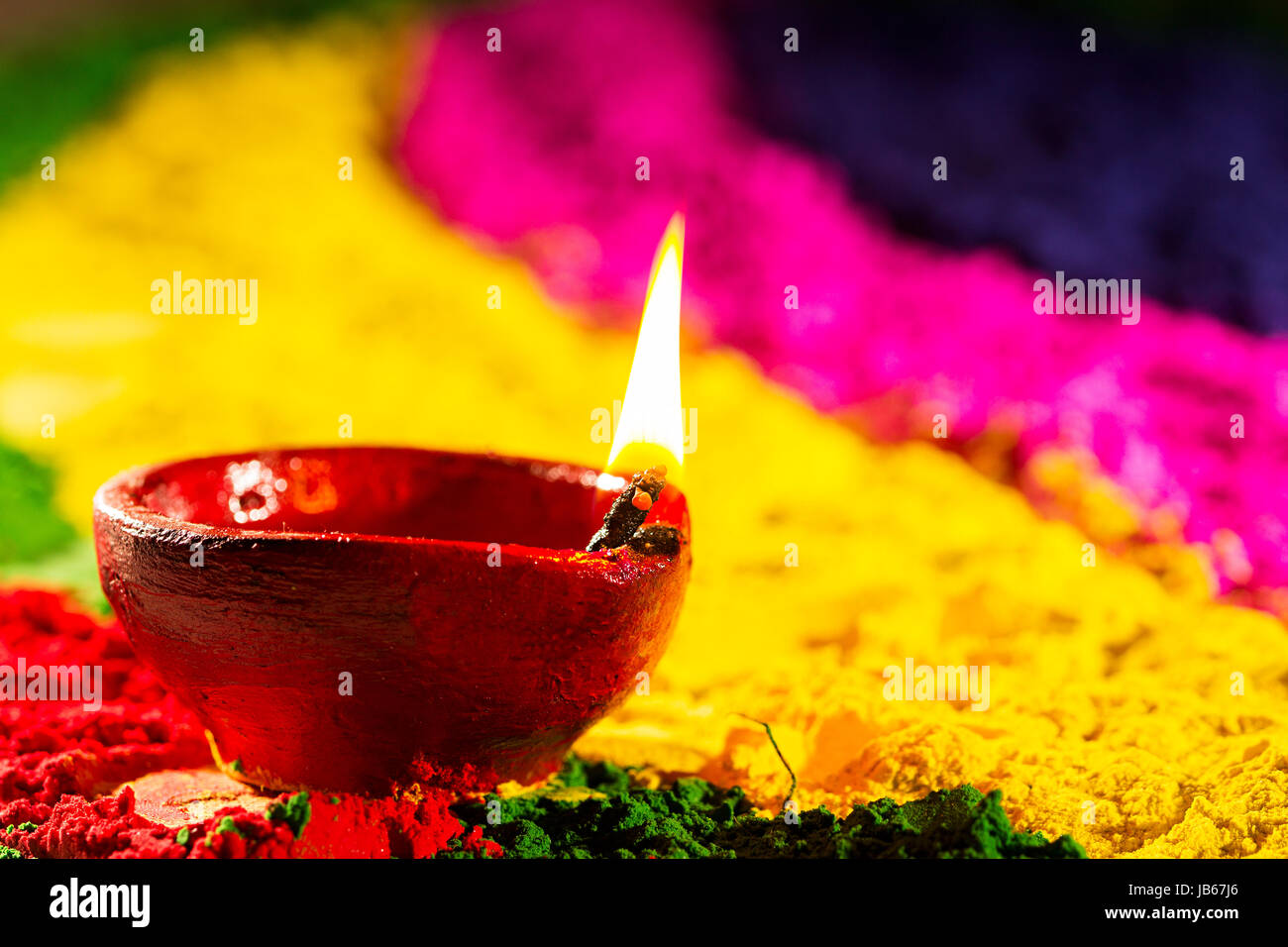 Indiano festival divali diya colore rangoli decorazione Foto Stock