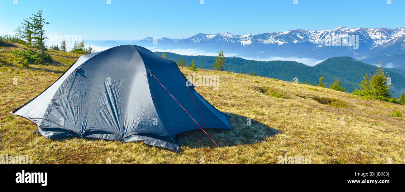 Estate highland con tenda turistico. Foto Stock