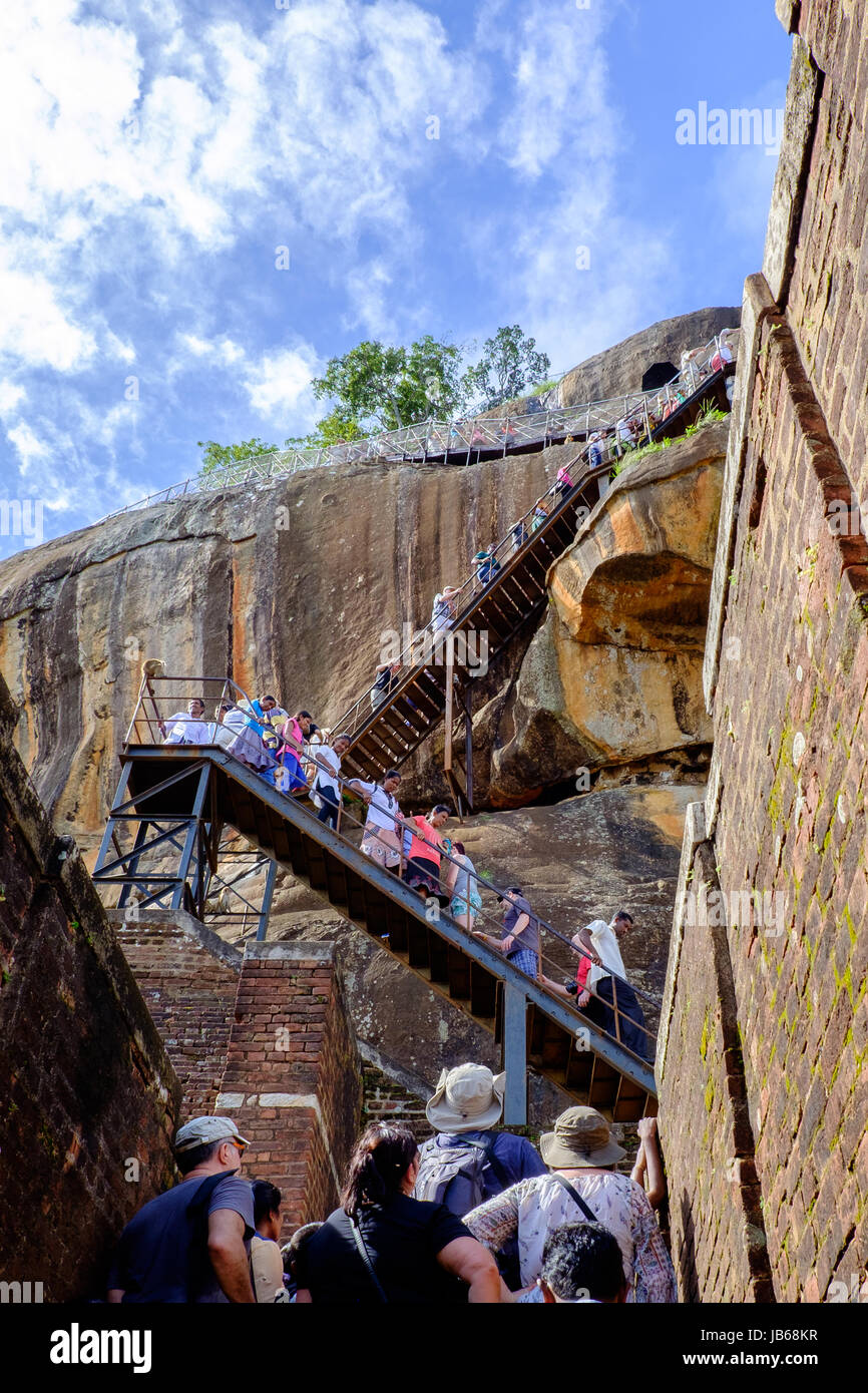 Le persone in attesa di salire fino al ultimo di 1.200 gradini verso la cima di Sigirya (o Lion Rock), Sri Lanka Foto Stock