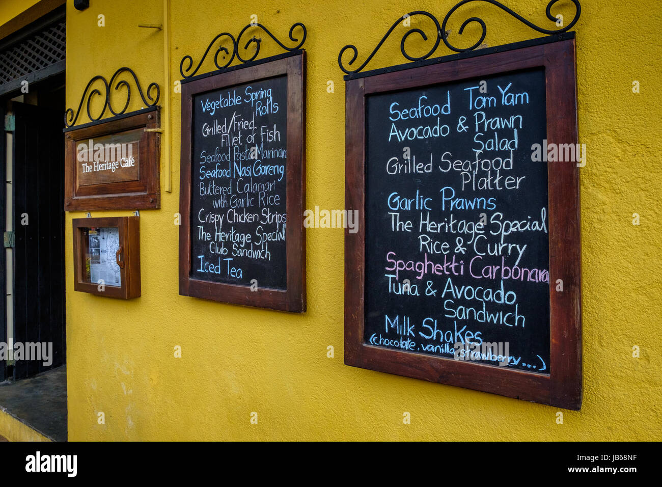 Schede di menu sul display al di fuori di un caffè di Galle, Sri Lanka Foto Stock