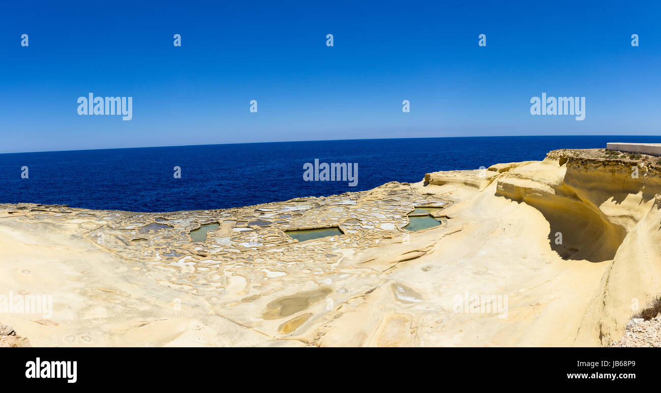 Saline utilizzati per la raccolta del sale marino. Xwejni Bay, isola di Gozo, Malta. Foto Stock