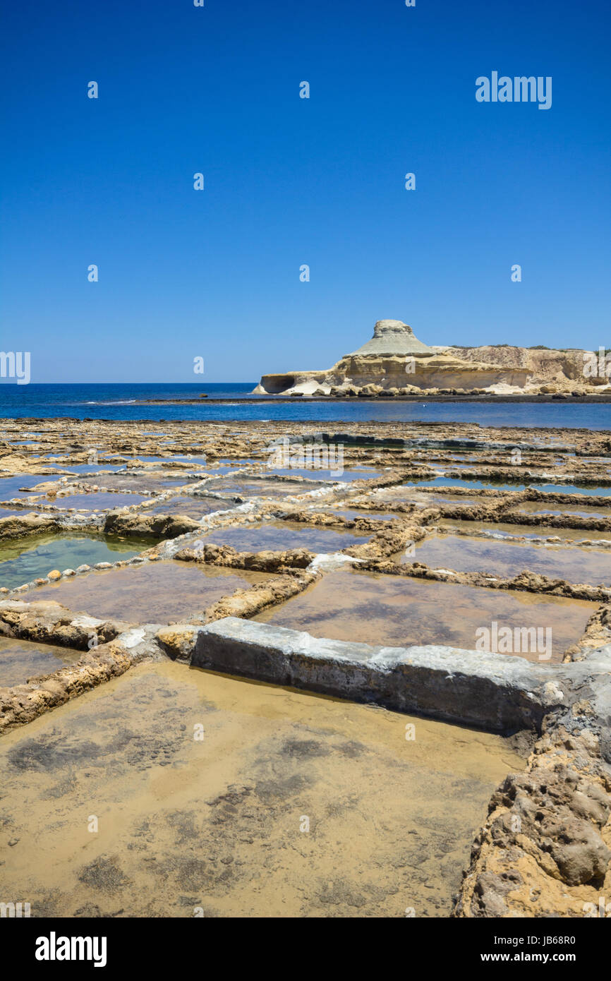 Saline utilizzati per la raccolta del sale marino. Xwejni Bay, isola di Gozo, Malta. Foto Stock
