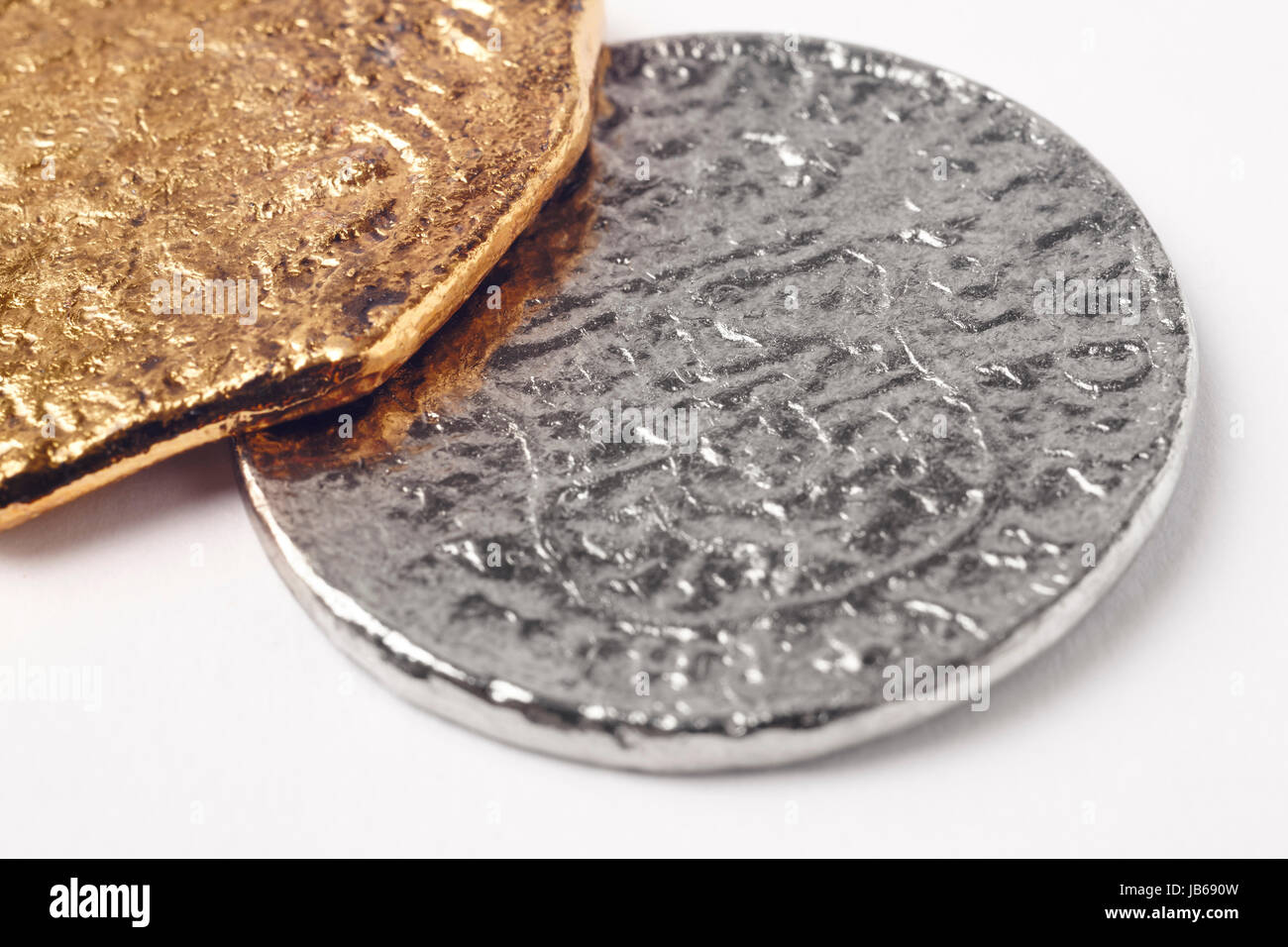 Oro Argento del XIX secolo doubloons isolato su bianco. Sfondo del pirata Foto Stock