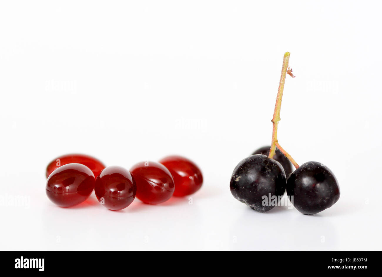 Uno stile di vita sano concetto , chokeberry e capsule krilloil,immagine di un Foto Stock