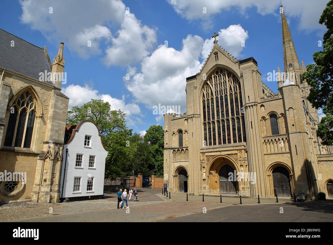 NORWICH, Regno Unito - 3 giugno 2017: vista dell'ingresso ovest della cattedrale con un bellissimo cielo Foto Stock