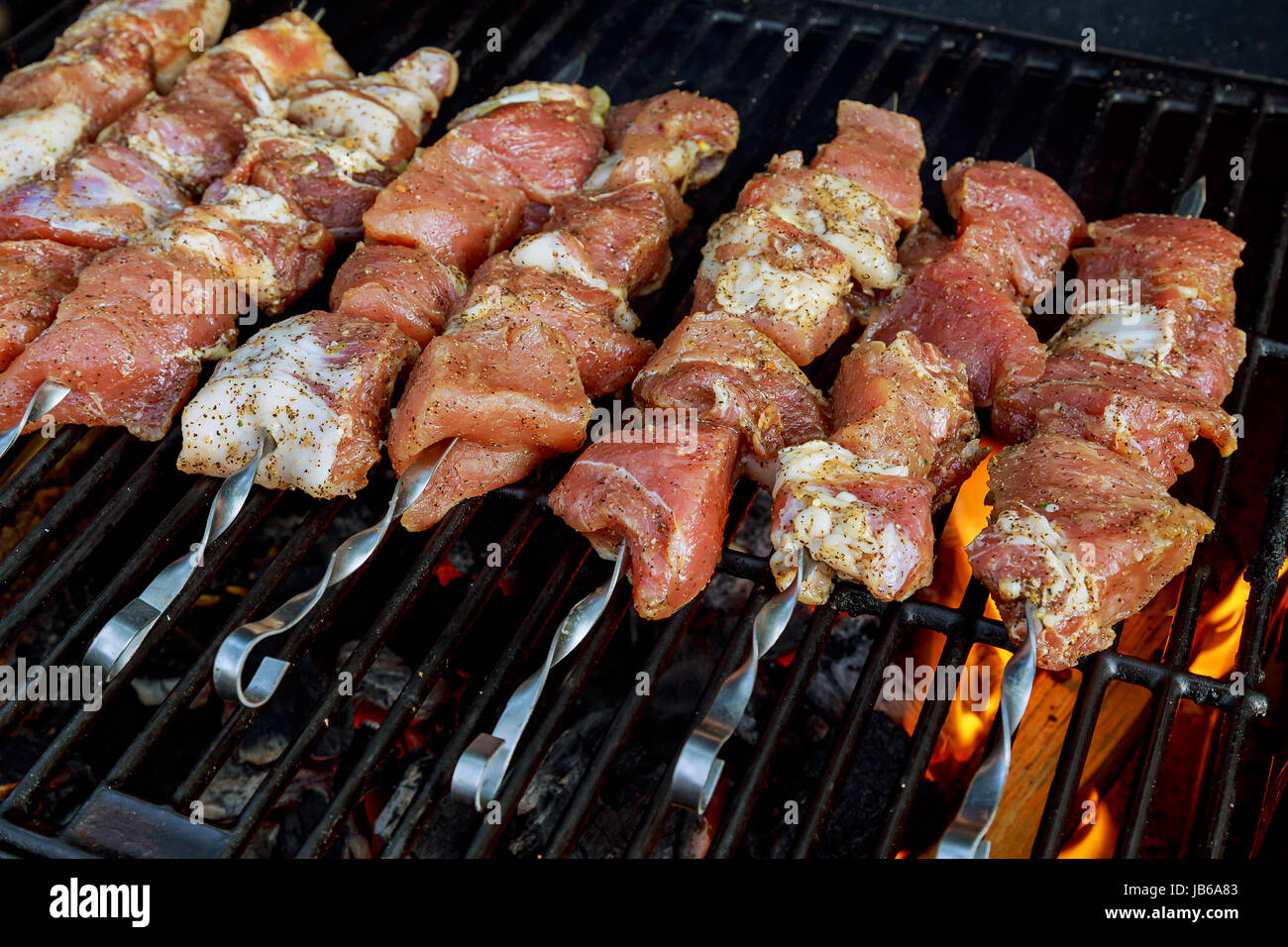 Una sana shish kebab - grigliate di pollo bbq carne turco su spiedini su carbone braciere per esterno Foto Stock