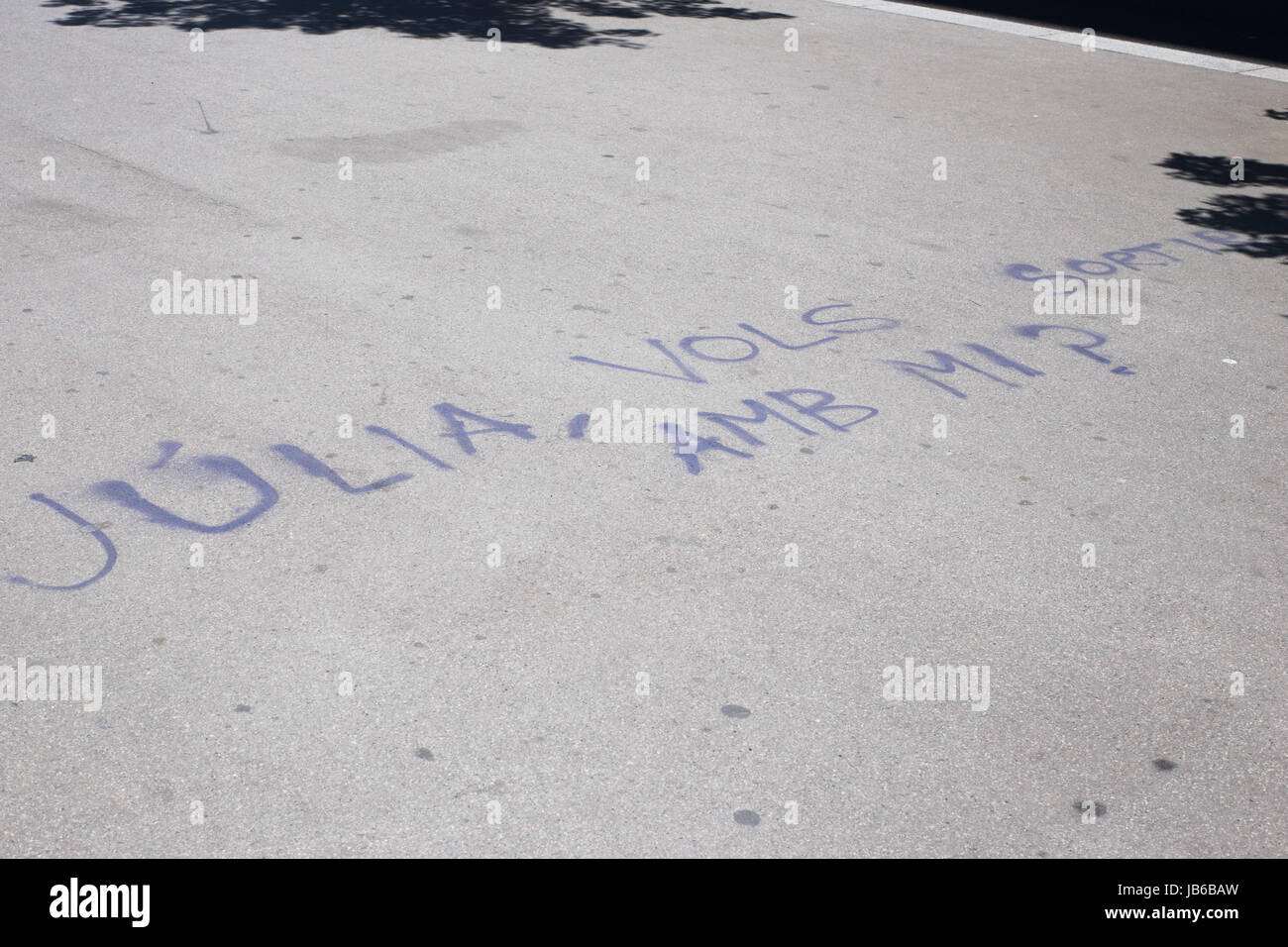 "Júlia, vol sortir amb mi?' - Júlia, vuoi uscire con me in catalano, scritto sul marciapiede in Barcellona. Foto Stock