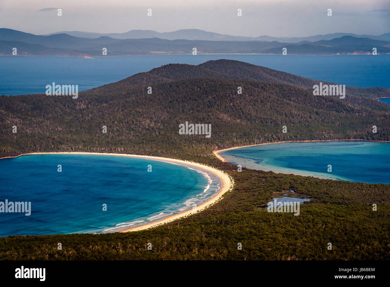 Vista dalla cima del Monte Maria a Maria Island istmo, Tasmania Foto Stock