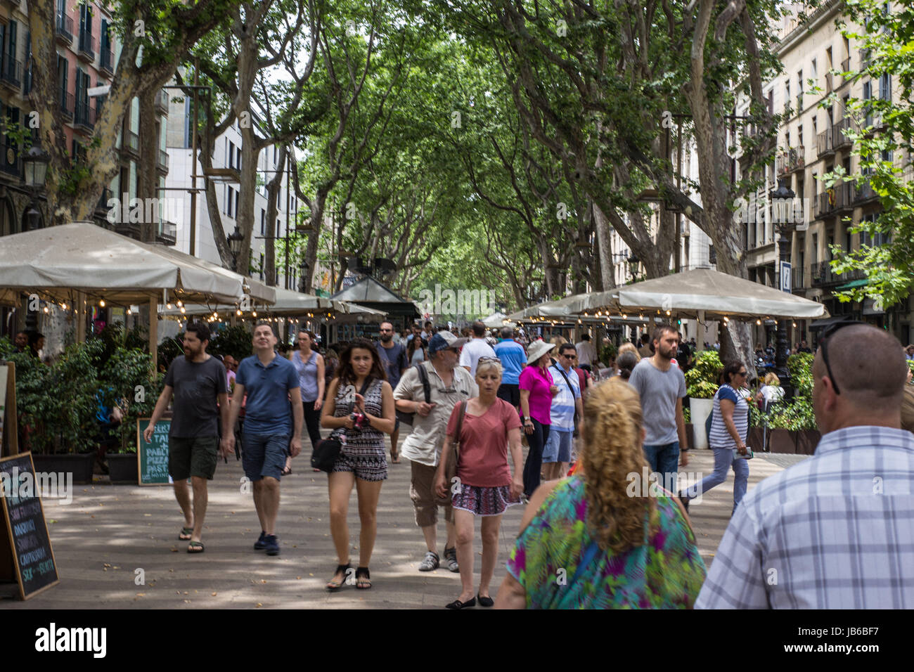 I pedoni a camminare su La Rambla nel centro della città di Barcellona. Foto Stock