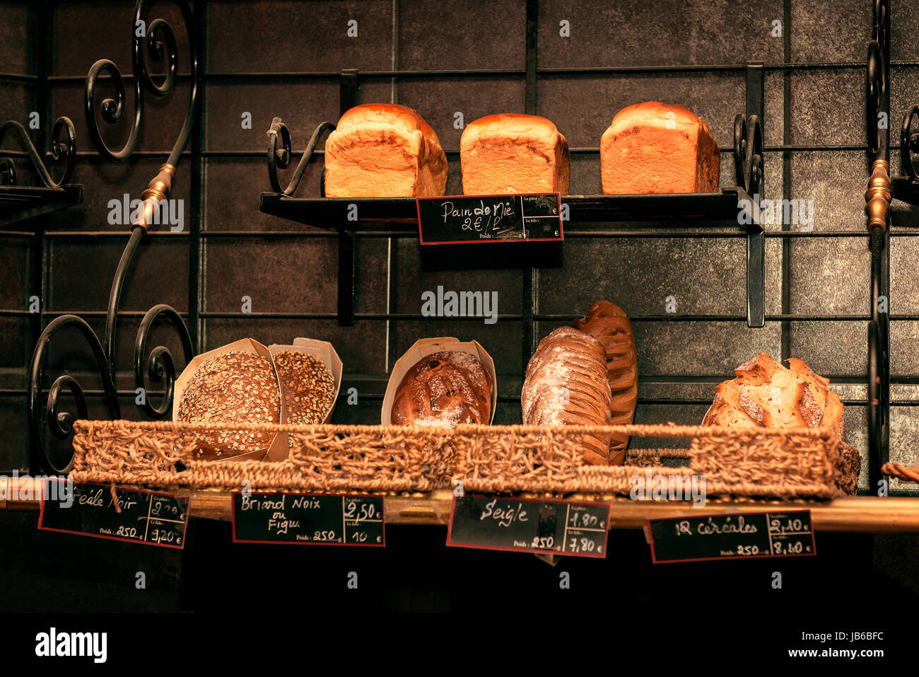 Appena sfornato panini gourmet per la vendita in panetteria francese Foto Stock