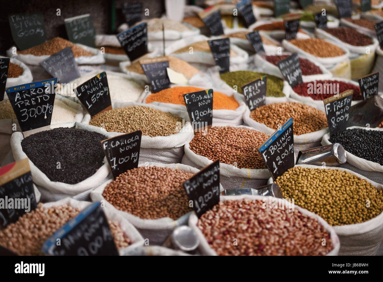 Sacchi di fagioli e cereali per la vendita in un mercato, Curitiba, Brasile. Foto Stock