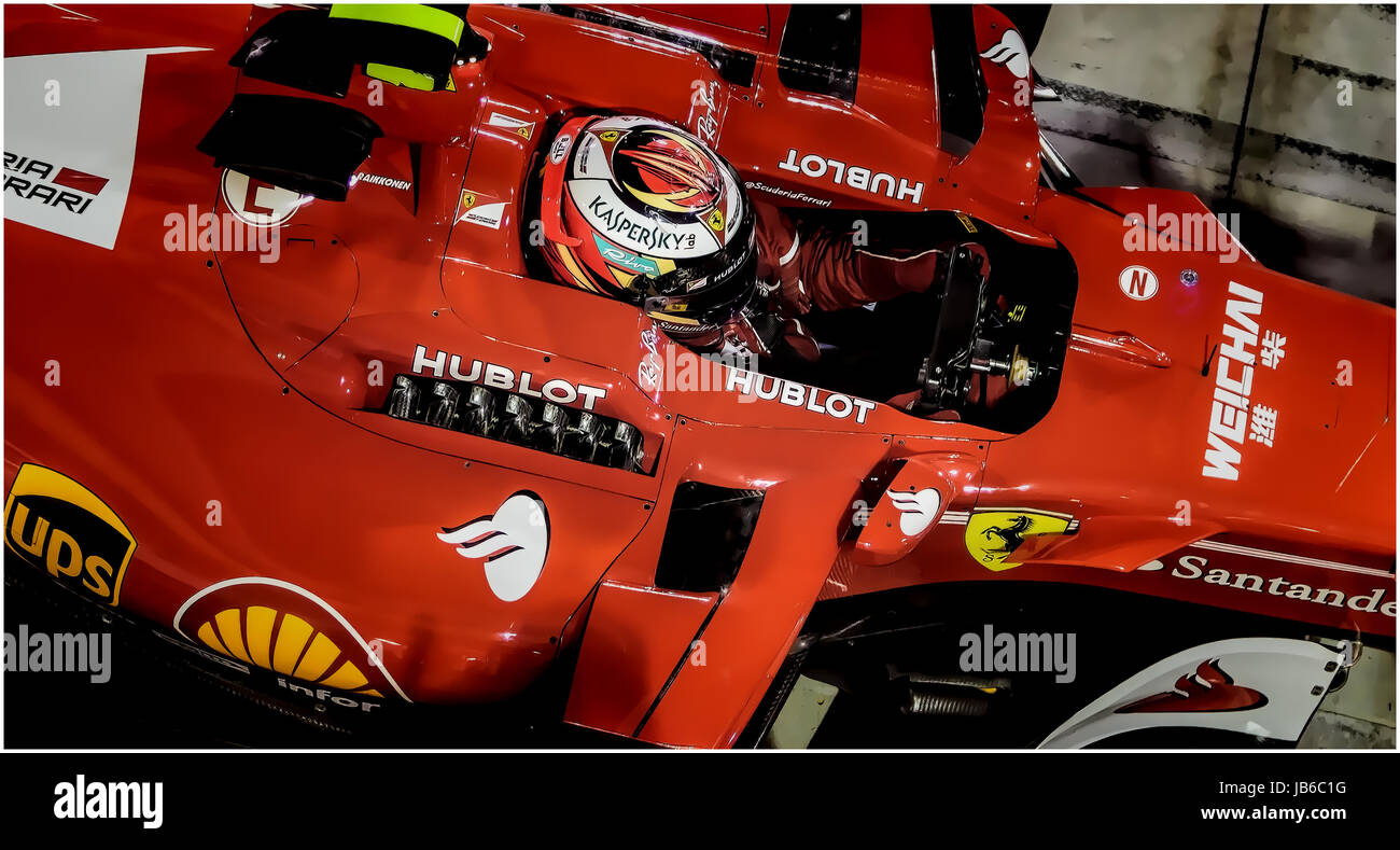 Vista aerea di Kimi Raikkonen seduto nella sua Ferrari SF70H durante un pit stop alla Sakir, Bahrain Grand Prix 2017 Foto Stock